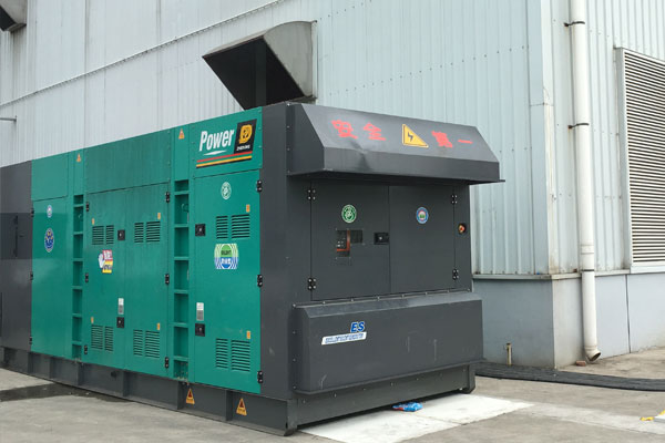 龙滚镇燃油滤清器的更换流程是怎样的？
